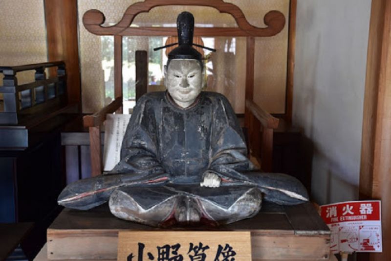 tượng người sáng lập trường